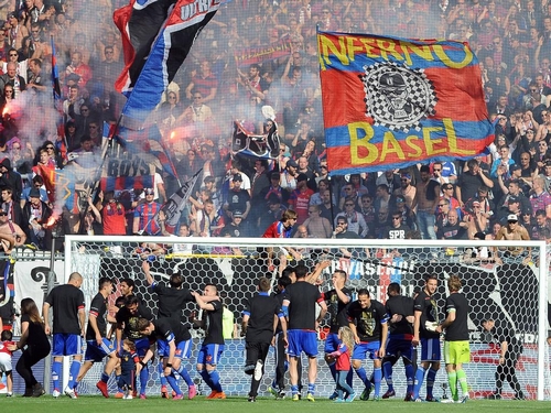 Basel, 17.05.2015.2015, Fussball Super League, FC Basel - BSC Young Boys, der FC Basel jubelt nach dem Spiel mit den Fans und ist Schweizer Meister 2015 PUBLICATIONxNOTxINxSUIxAUTxLIExITAxFRAxNED Basel 17 05 2015 2015 Football Super League FC Basel BSC Young Boys the FC Basel cheering After the Game with the supporters and is Swiss Master 2015 PUBLICATIONxNOTxINxSUIxAUTxLIExITAxFRAxNED